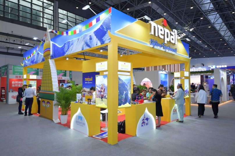 Bespoke exhibition trade show booth with sleek modern installation and dramatic lighting